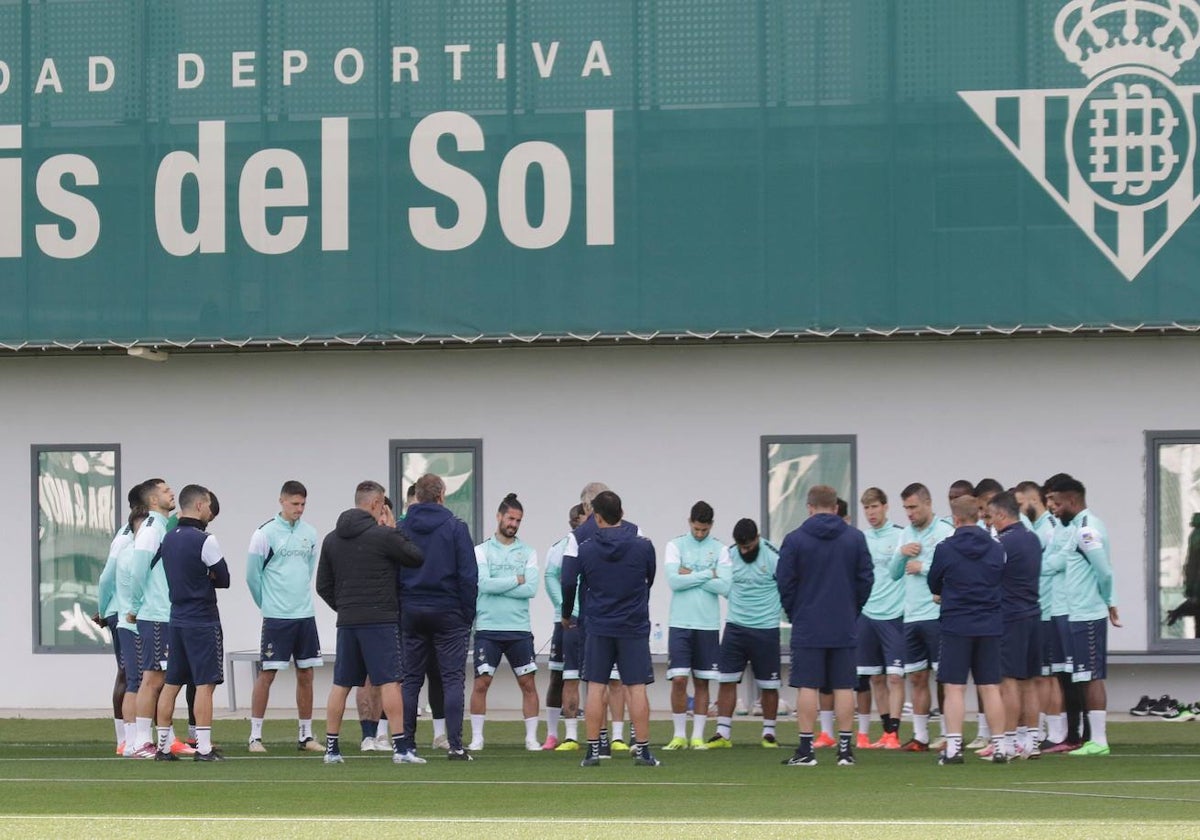 Pellegrini habla con los futbolistas en el inicio de un entrenamiento del Betis