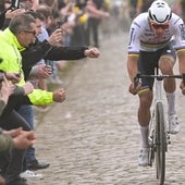 Van der Poel honra la París-Roubaix