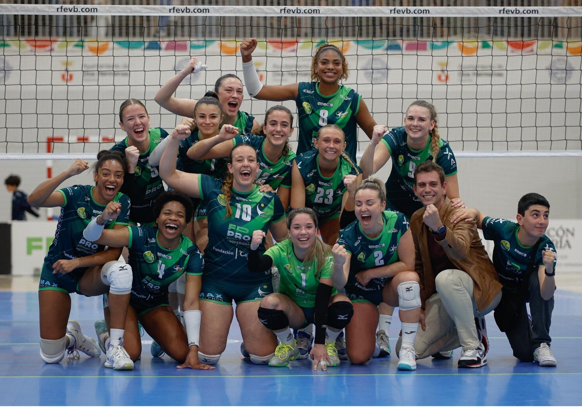 El equipo nazareno, celebrando la victoria ante las insulares en el encuentro de este domingo