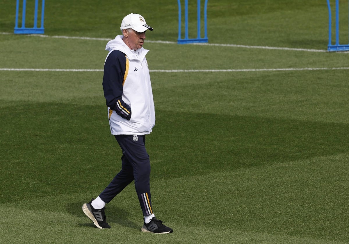 Carlo Ancelotti, durante el entrenamiento de este lunes en Valdebebas