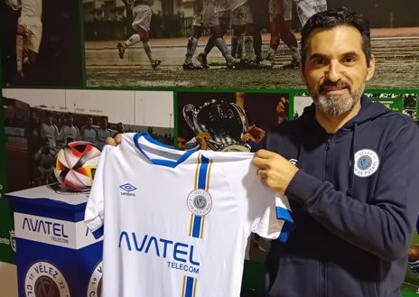 Imagen secundaria 1 - Arriba, una foto de una formación del Vélez CF, una entidad ahora en manos del argentino Pablo Sebastián Nilo, a la izquierda. A la derecha, Catanha, actual entrenador del conjunto de la Axarquía