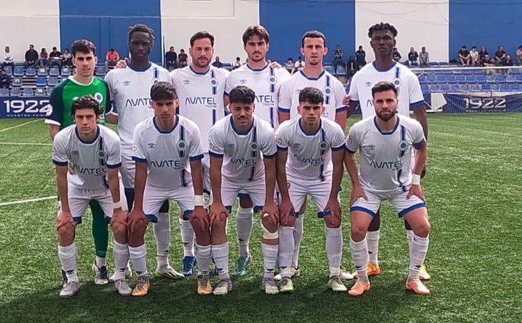 Imagen principal - Arriba, una foto de una formación del Vélez CF, una entidad ahora en manos del argentino Pablo Sebastián Nilo, a la izquierda. A la derecha, Catanha, actual entrenador del conjunto de la Axarquía