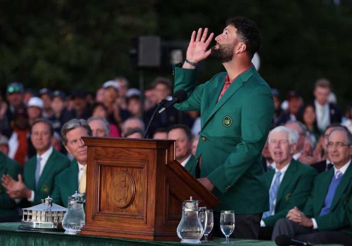 Jon Rahm, tras calzarse la chaqueta verde de Augusta en 2023