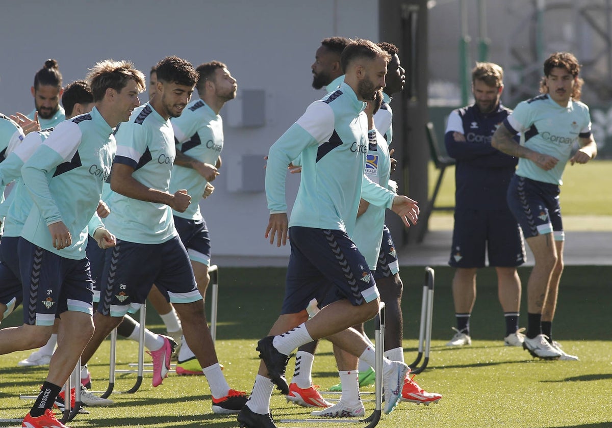 Varios futbolistas del Betis, en el inicio de un entrenamiento