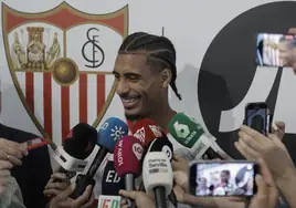 Badé: «Me siento muy cómodo en el Sevilla, no sé por qué me hablas del Tottenham»