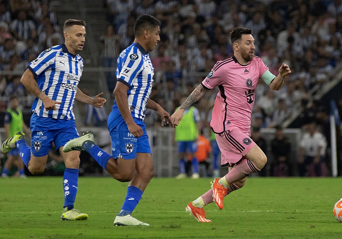 Sergio Canales y Víctor Guzmán, de Rayados, persiguen a Lionel Messi, de Inter Miami