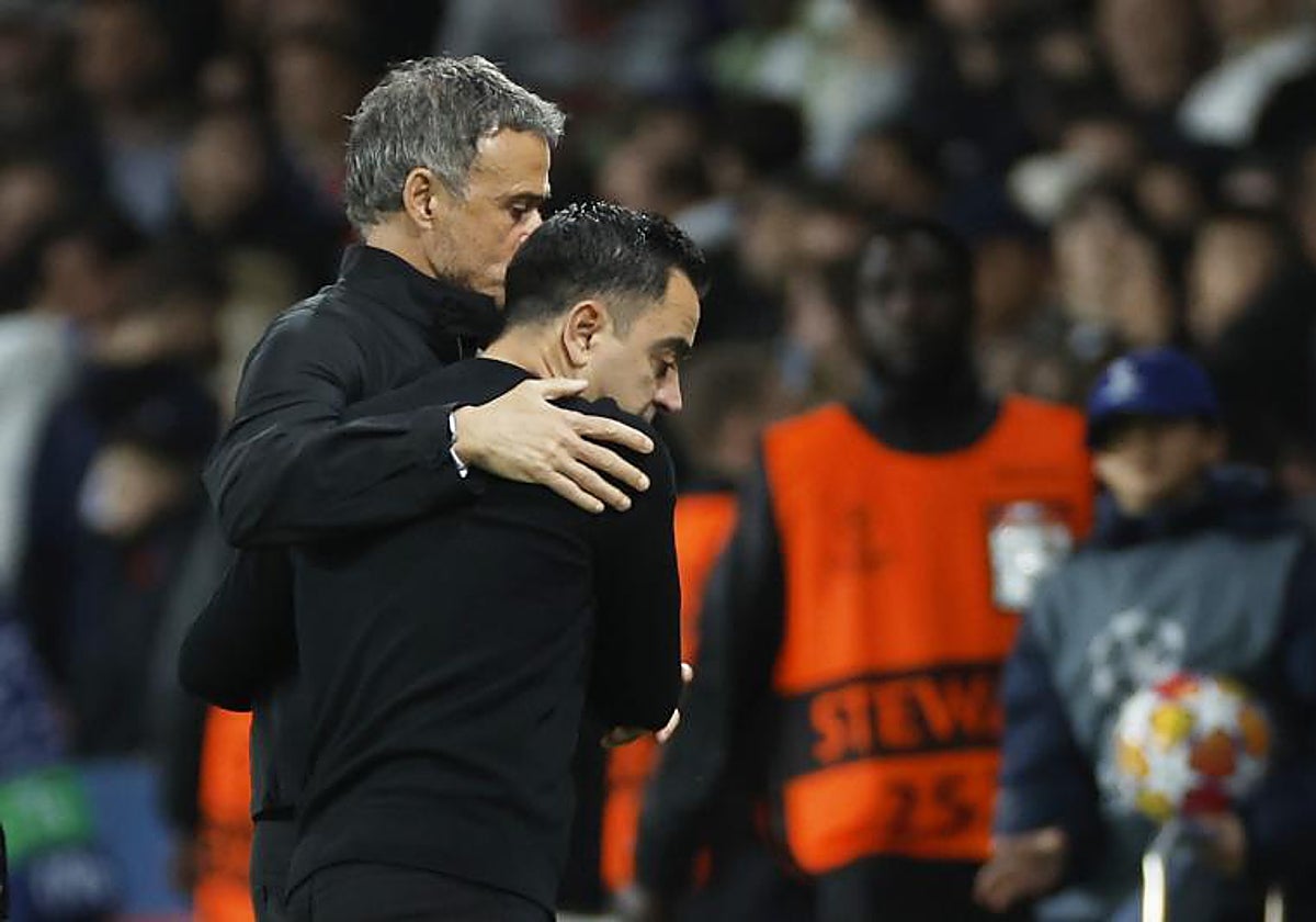 Xavi y Luis Enrique se abrazan tras el partido