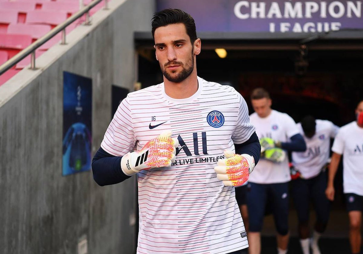 Sergio Rico saliendo a calentar en la previa de un partido del PSG