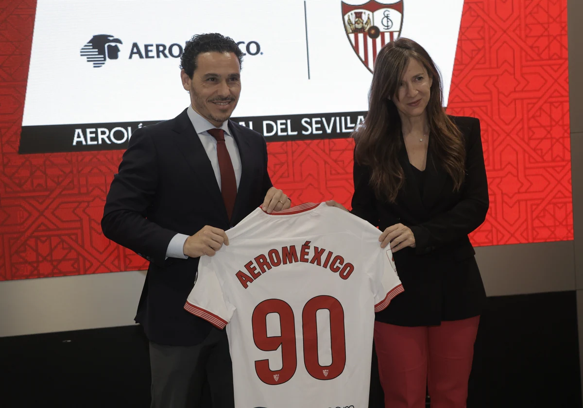 El presidente del Sevilla FC, José María del Nido Carrasco, junto a la gerente regional de Aeroméxico en Europa y Asia, Sonia Oliveras