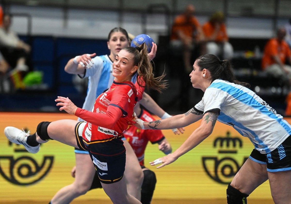 Paula Arcos se zafa de dos rivales para lanzar en el Argentina-España del preolímpico 2024