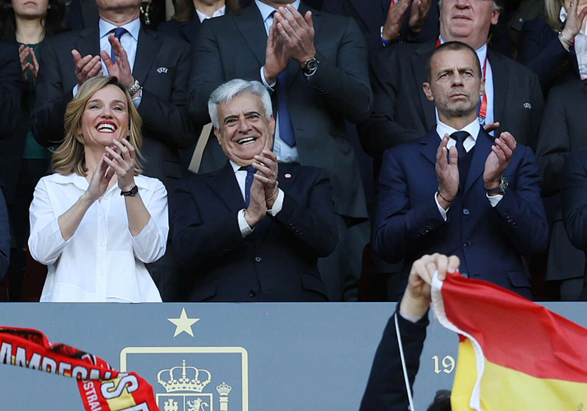 Pedro Rocha, entre la ministra Pilar Alegría y Aleksander Ceferin, presidente de la UEFA