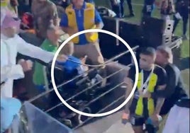 Un aficionado le da varios latigazos a un futbolista del  Al Ittihad tras perder la final de la Supercopa