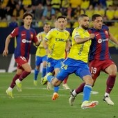 Aiham Ousou y Vitor Roque pelean por un balón en el Cádiz - Barcelona