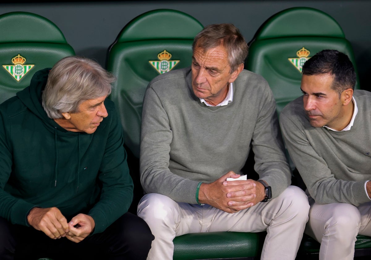 Pellegrini dialoga con Fernando y Cousillas en el banquillo del Betis