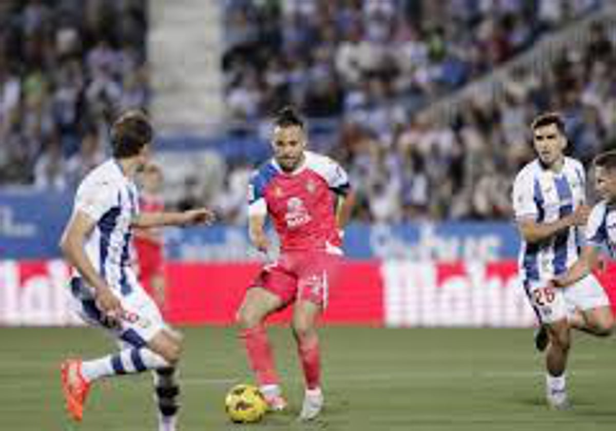 Braithwaite trata de pasar el balón