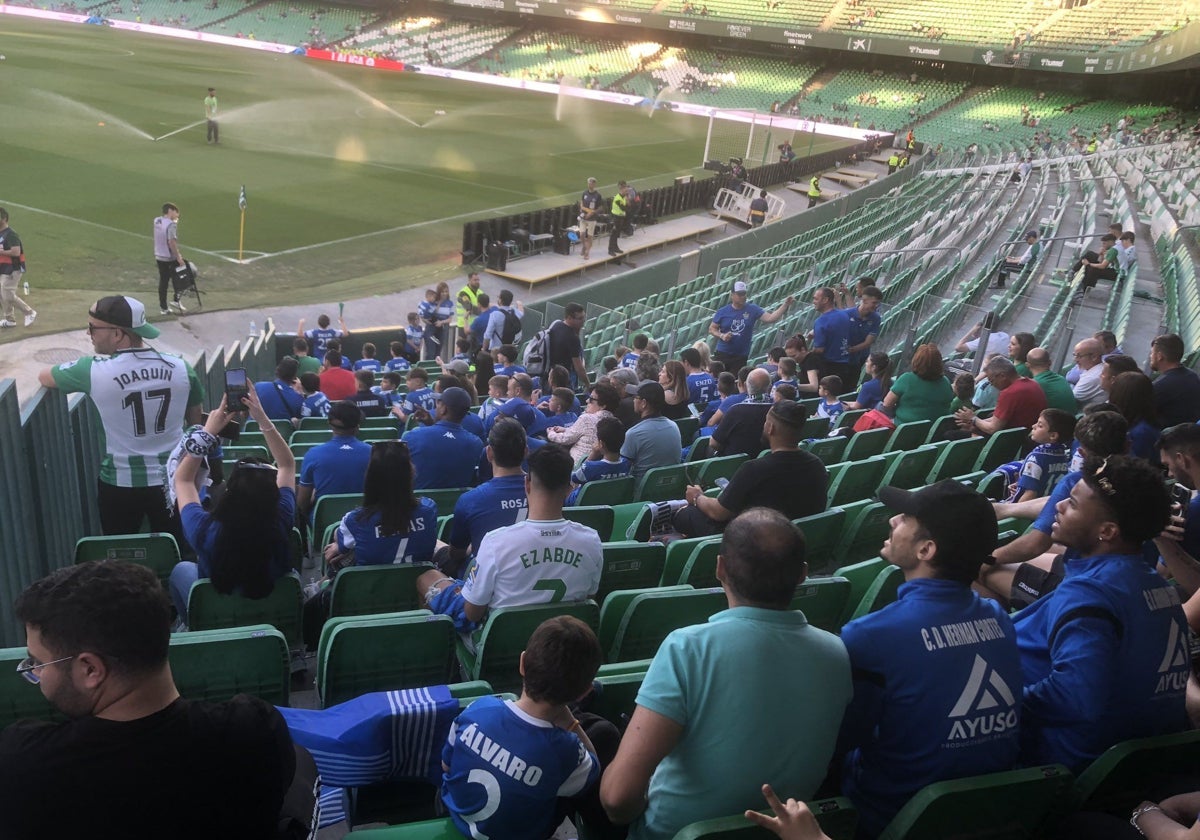 Miembros de la expedición del Hernán Cortés en la grada del Villamarín en los prolegómenos del Betis - Celta