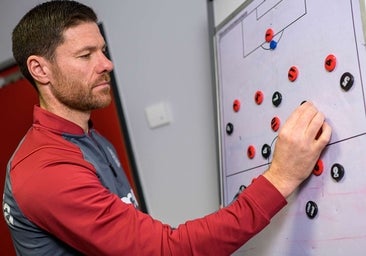 Xabi Alonso, campeón desde un compendio de pizarras