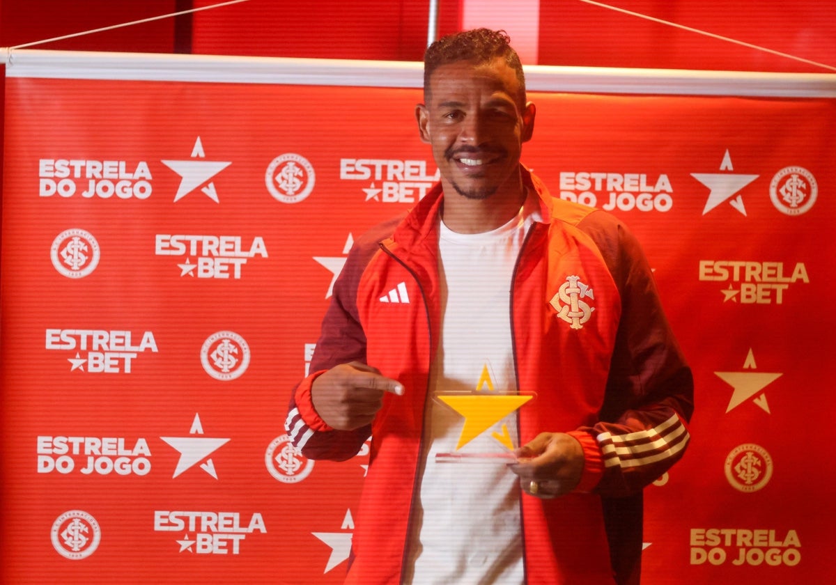 Fernando posa con el trofeo de mejor jugador del Internacional - Bahía otorgado por los aficionados