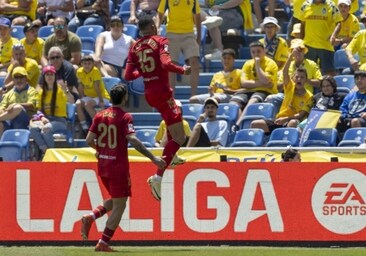 En-Nesyri celebra su gol en el estadio de Gran Canaria ante la mirada de Isaac