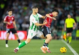 Guido Rodríguez presiona a Hugo Álvarez durante el Betis - Celta