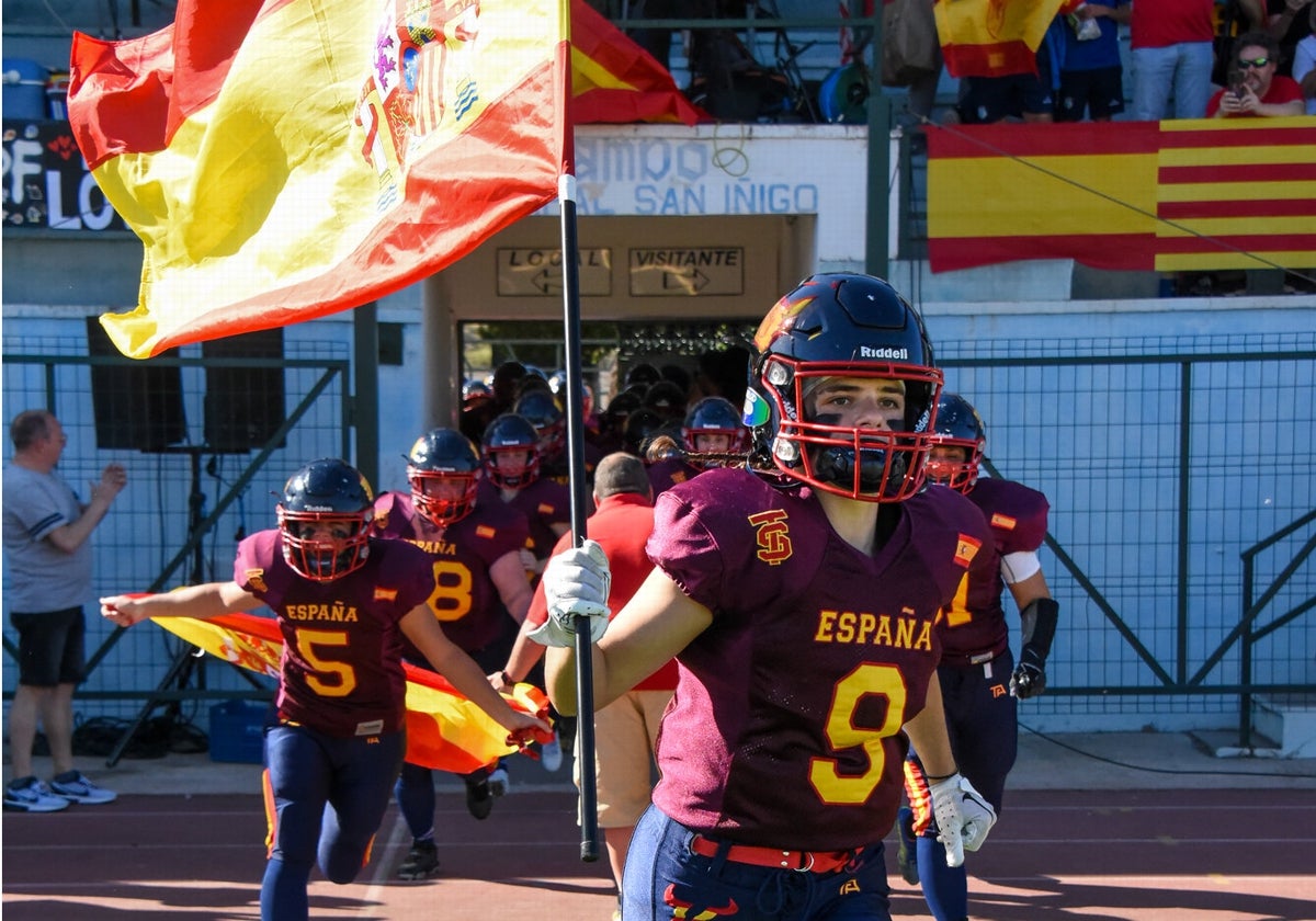 Las jugadoras españolas al saltar al campo