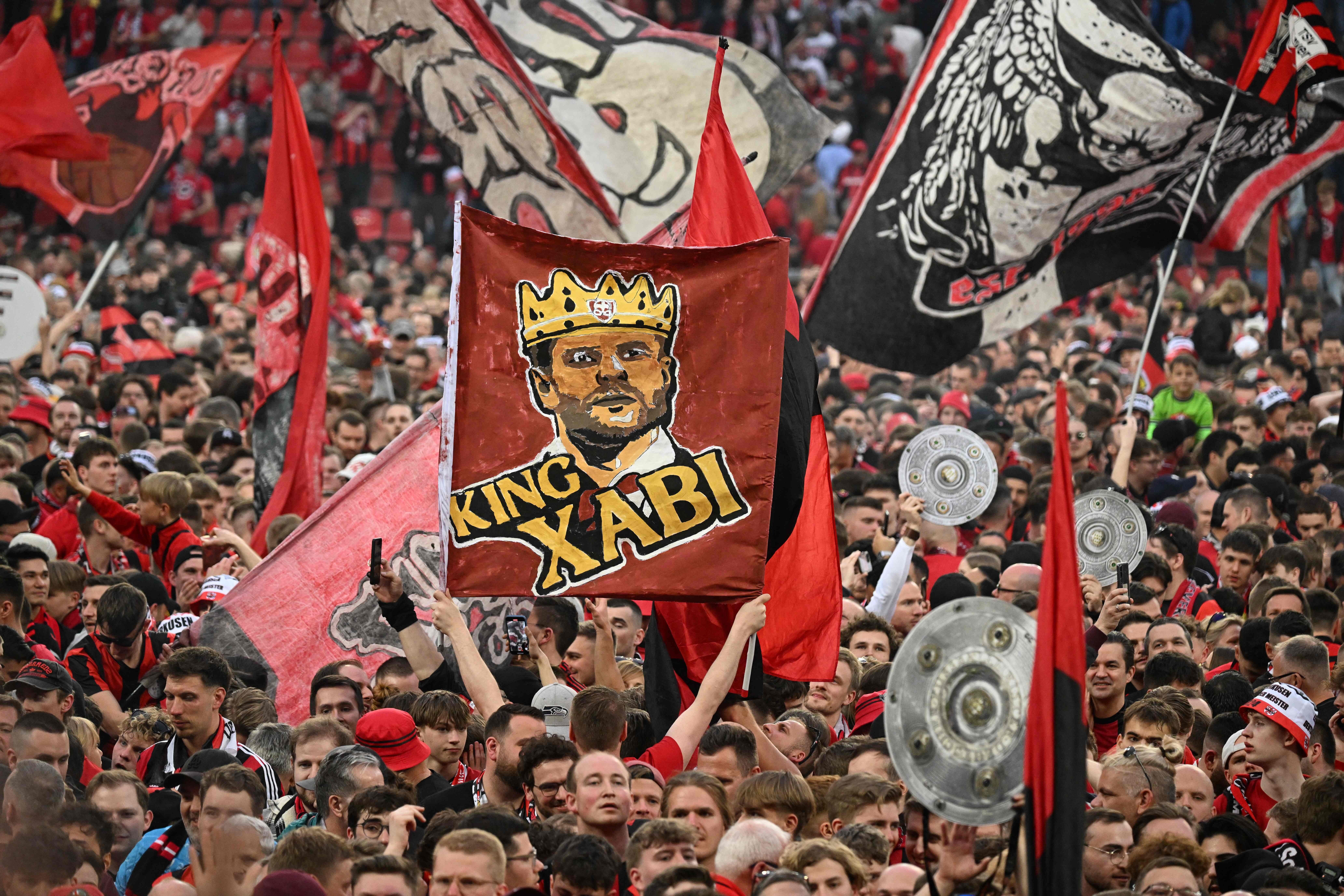 La afición del Bayer Leverkusen celebra el título de la Bundesliga con una invasión de campo
