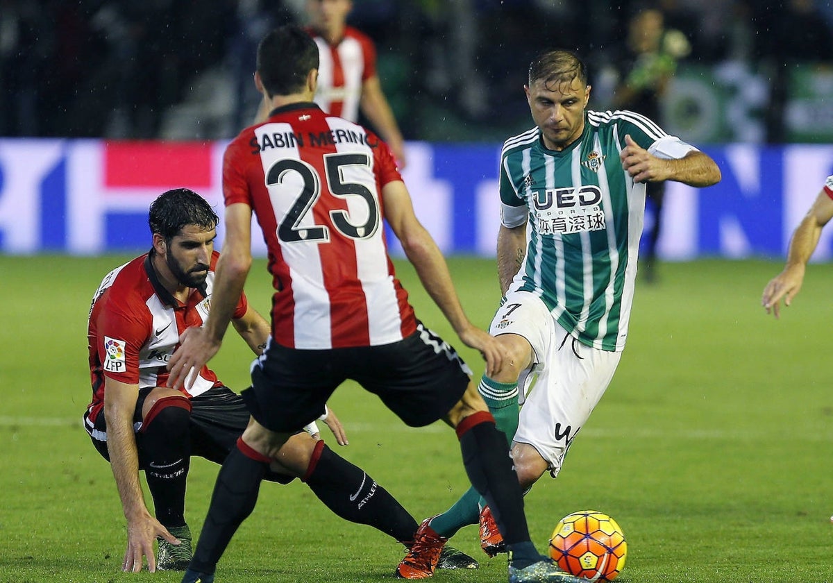 Raúl García y Joaquín Sánchez, frente a frente en un encuentro de liga en 2015