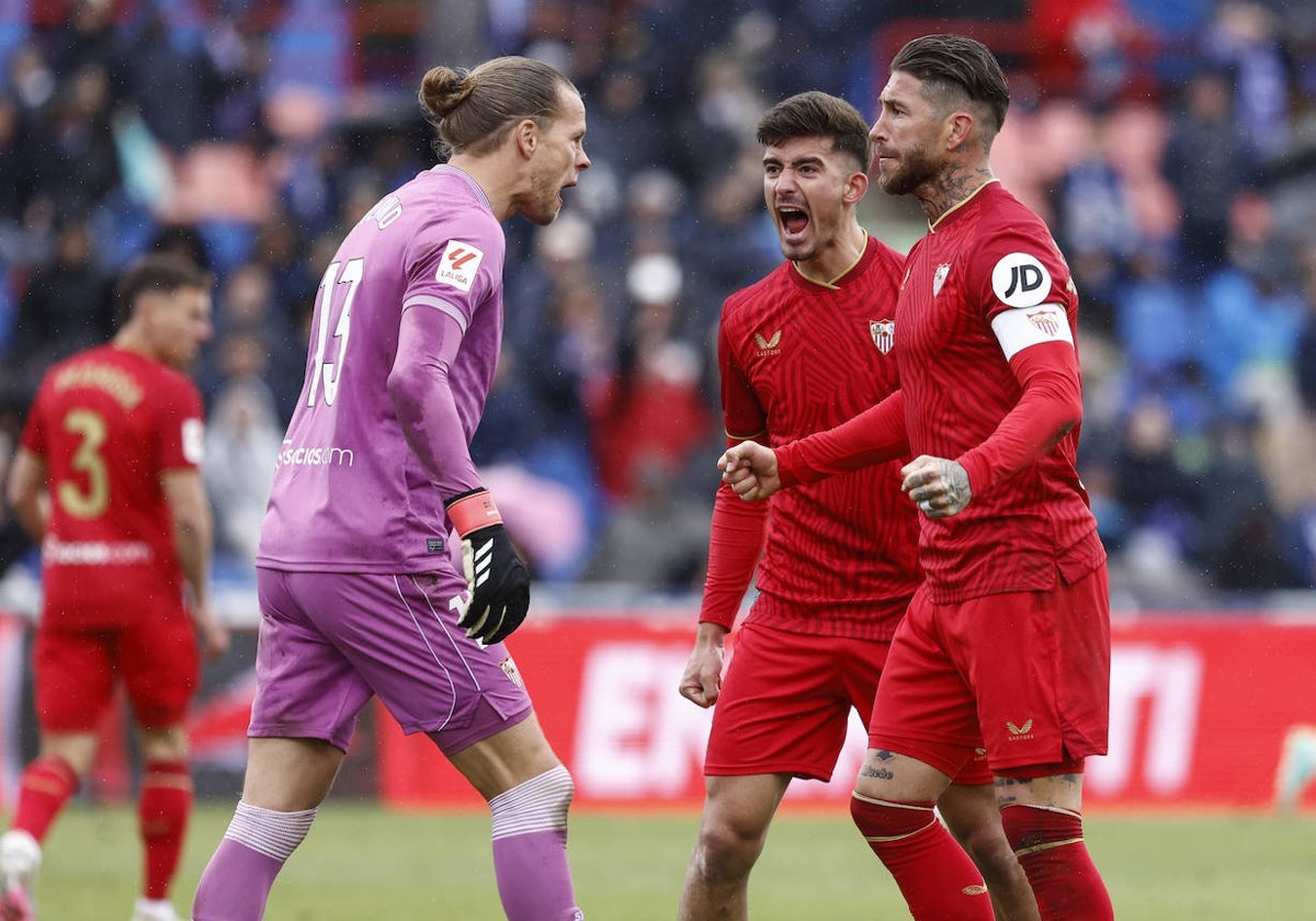 Nyland, Kike Salas y Sergio Ramos, al finalizar el Getafe-Sevilla de LaLiga 23-24