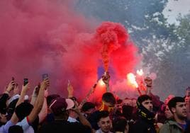 Un grupo de seguidores del Barça profiere cánticos de «Vinicius, muérete» en la previa ante el PSG