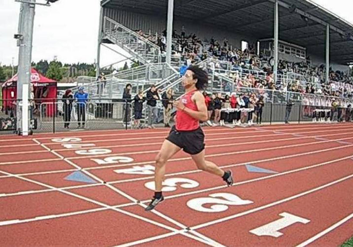 Aayden Gallagher cruza en solitario la meta