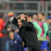 Simeone, desesperado, en el partido del Atlético en Dortmund