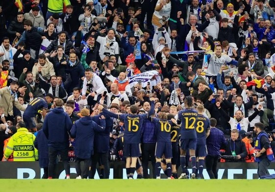Los jugadores del Real Madrid celebran en el Etihad