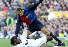 Rivaldo, autor de uno de los goles, pugna con Seedorf por un balón en el Clásico de 1999