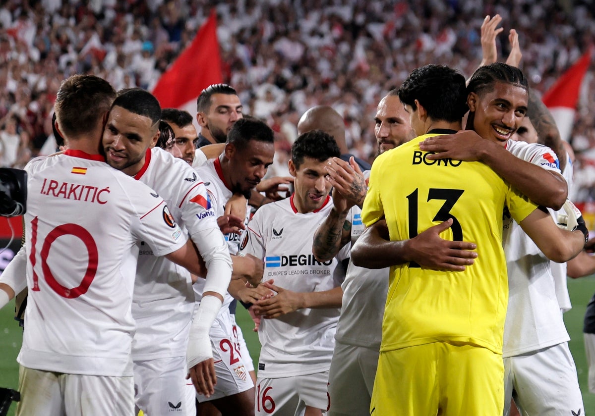 Los jugadores del Sevilla celebran la victoria ante el Manchester United