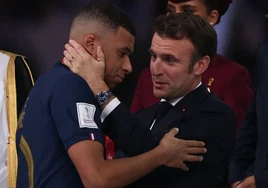 Macron consuela a Mbappé tras la final del último Mundial