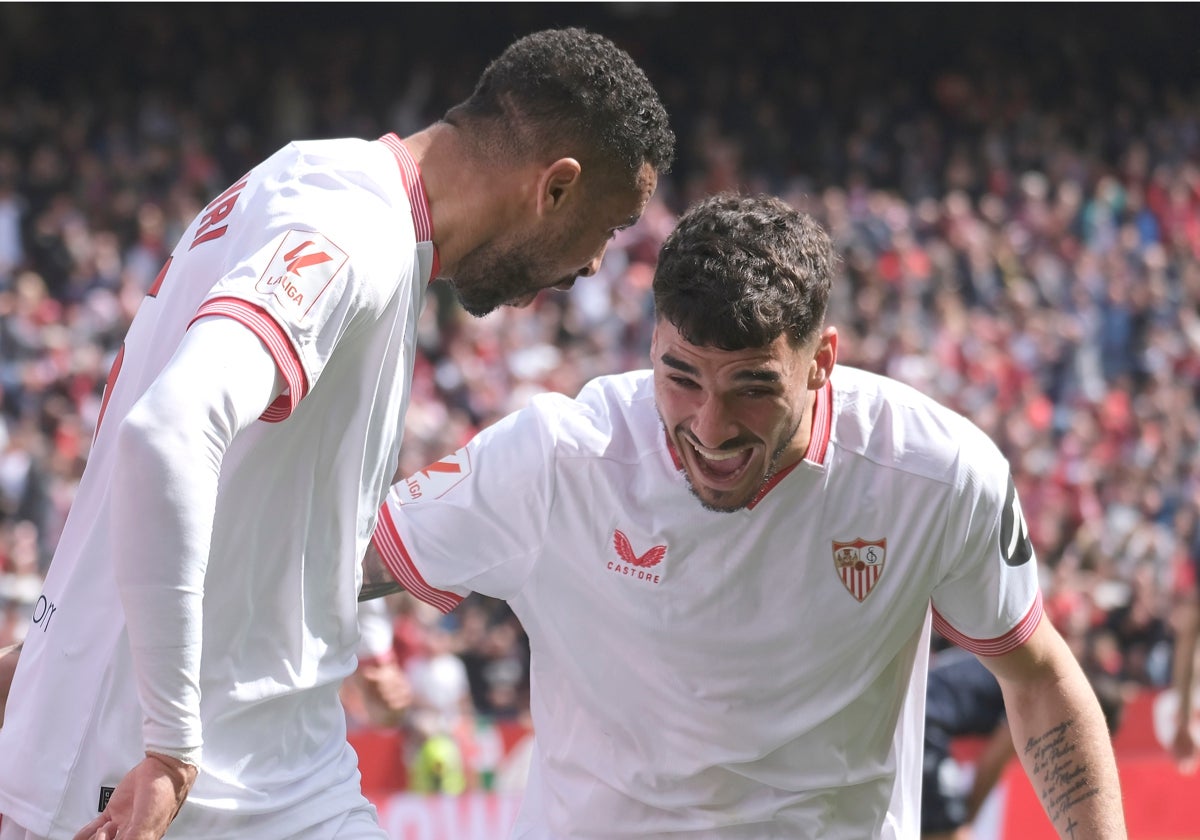 En-Nesyri e Isaac celebran un gol en el Sánchez-Pizjuán