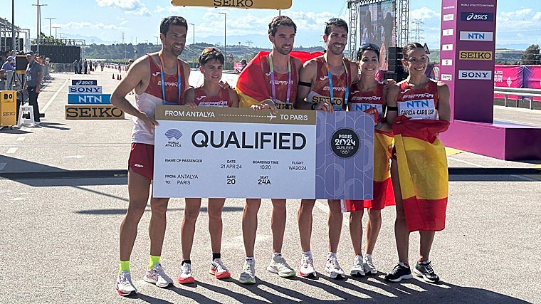 Los seis miembros españoles del relevo mixto, tras confirmar las dos plazas olímpicas