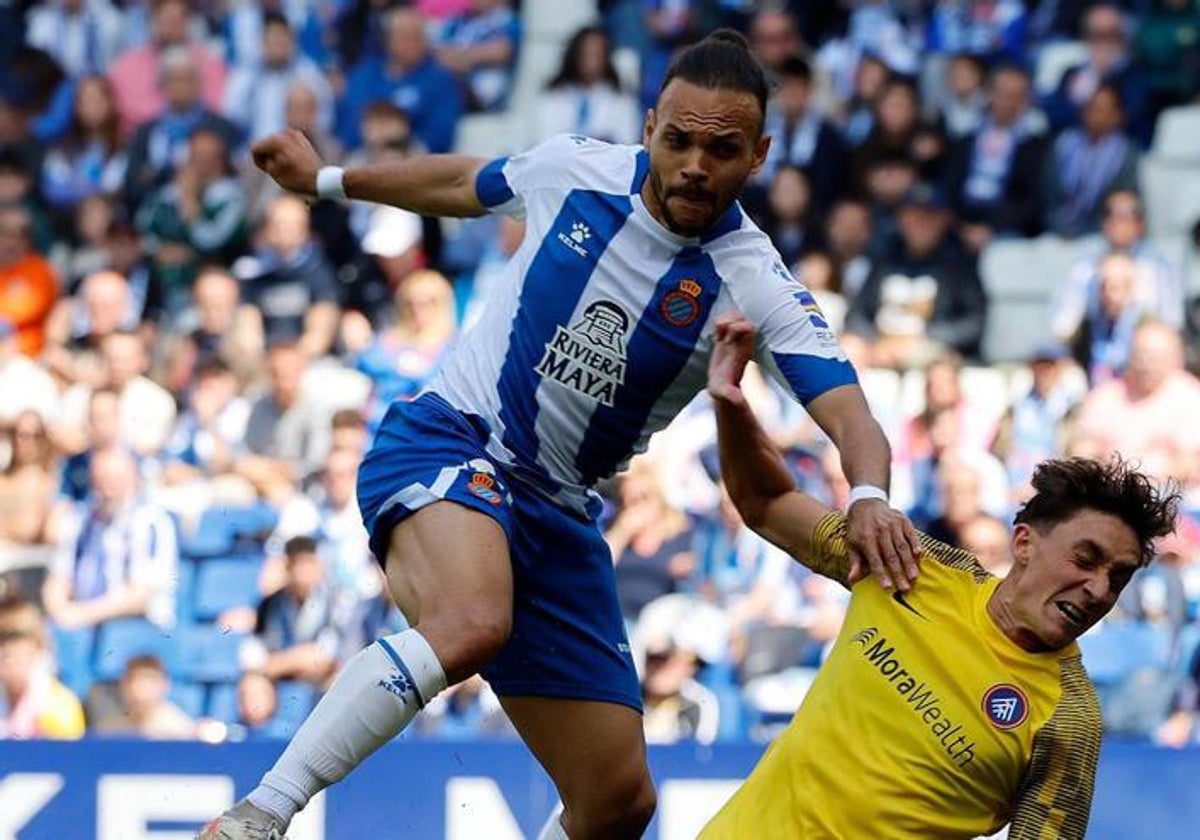 Braithwaite trata de rematar un balón