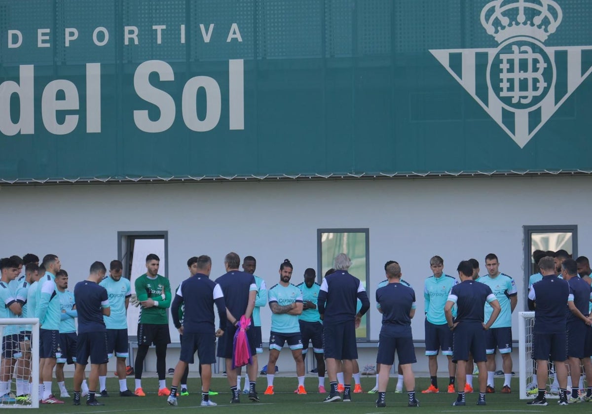 Charla de Pellegrini con los futbolistas en el inicio del entrenamiento de este lunes