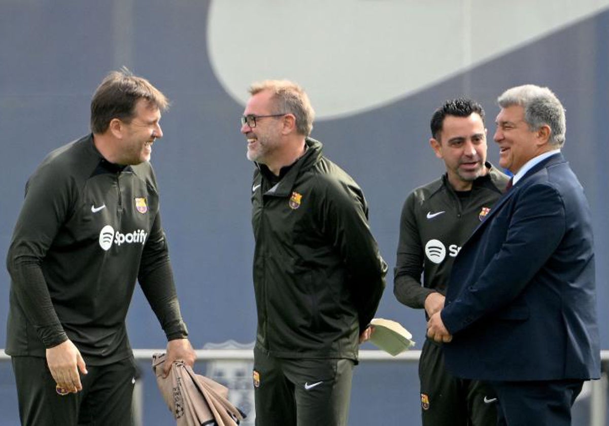 Joan Laporta bromea con Xavi y su equipo durante un entrenamiento