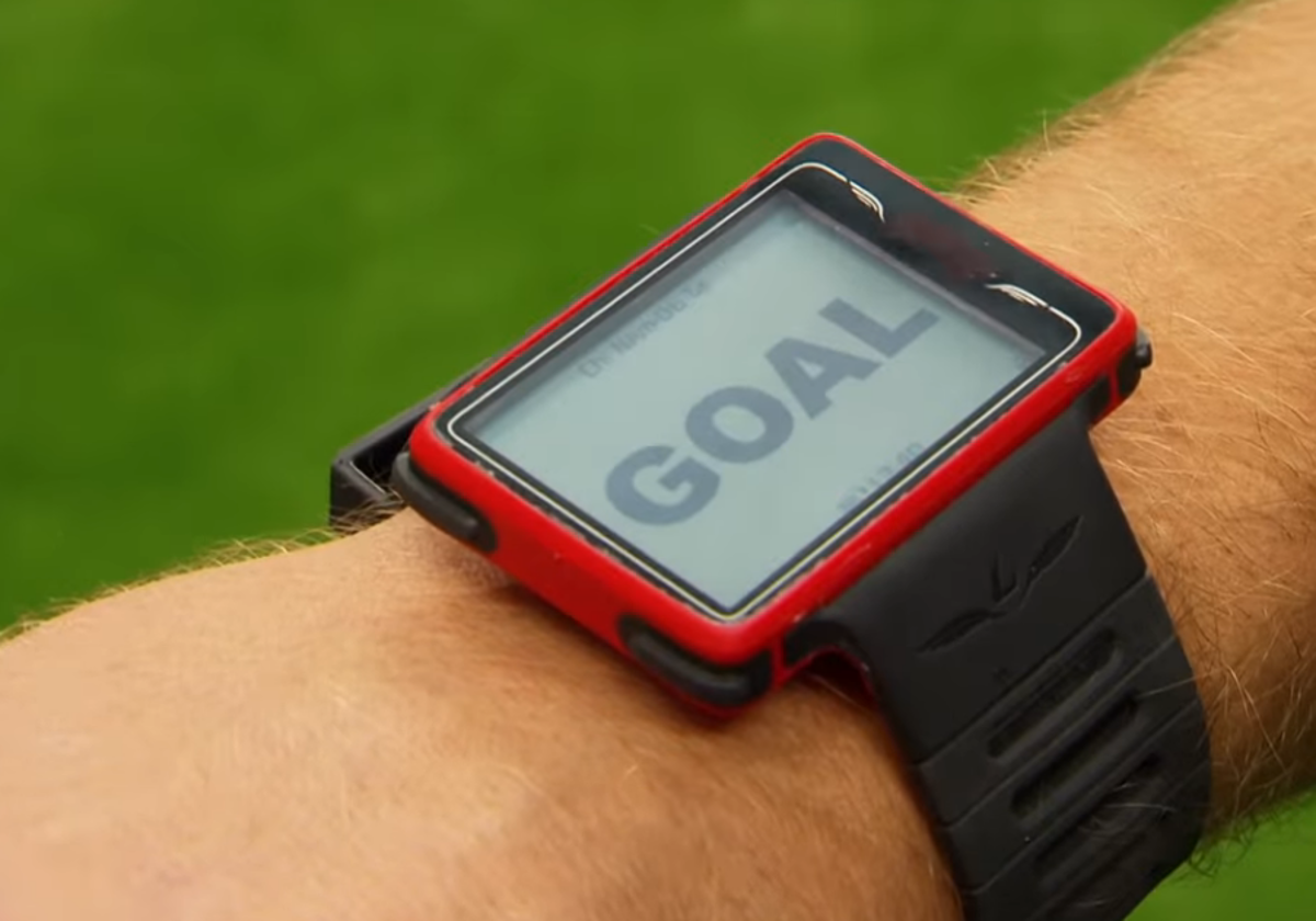 El reloj del árbitro vibra automáticamente si el balón rebasa la línea de gol