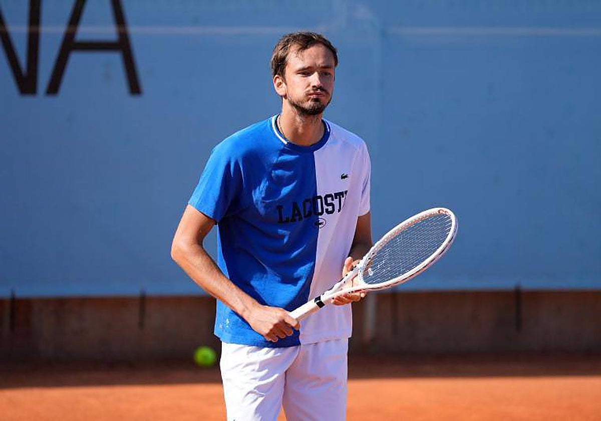 El tenista ruso Daniil Medvédev completando su primer entrenamiento en el Mutua Madrid Open 2024