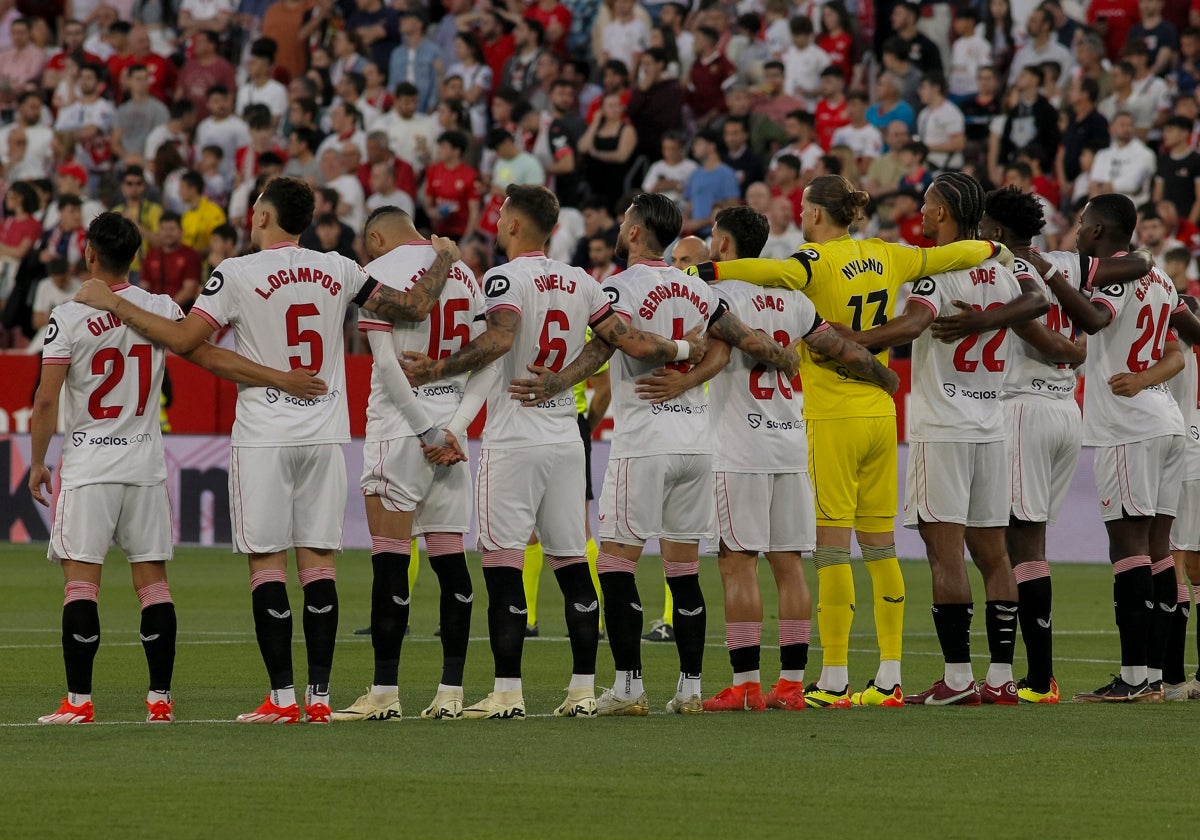 El conjunto sevillista posa junto sobre el césped del Sánchez-Pizjuán