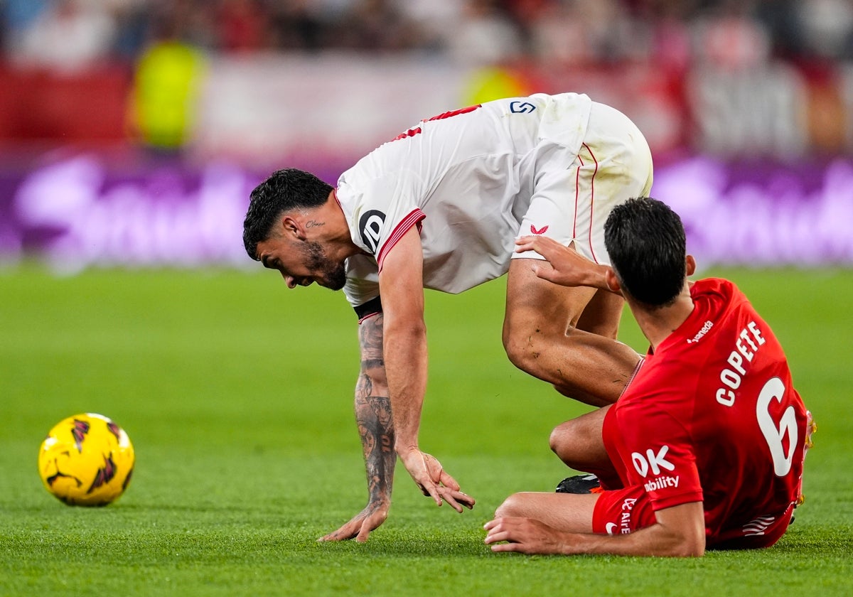 Isaac Romero pelea por un balón con Copete en el Sevilla - Mallorca