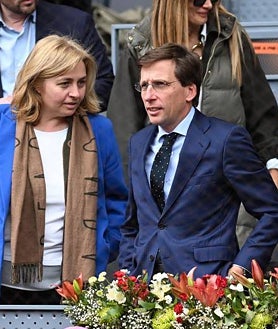 Imagen secundaria 2 - Arriba, miembros de la familia de Rafa Nadal. Abajo, Feliciano López con su mujer, Sandra Gago. Por último, José-Luis Martínez Almeida.