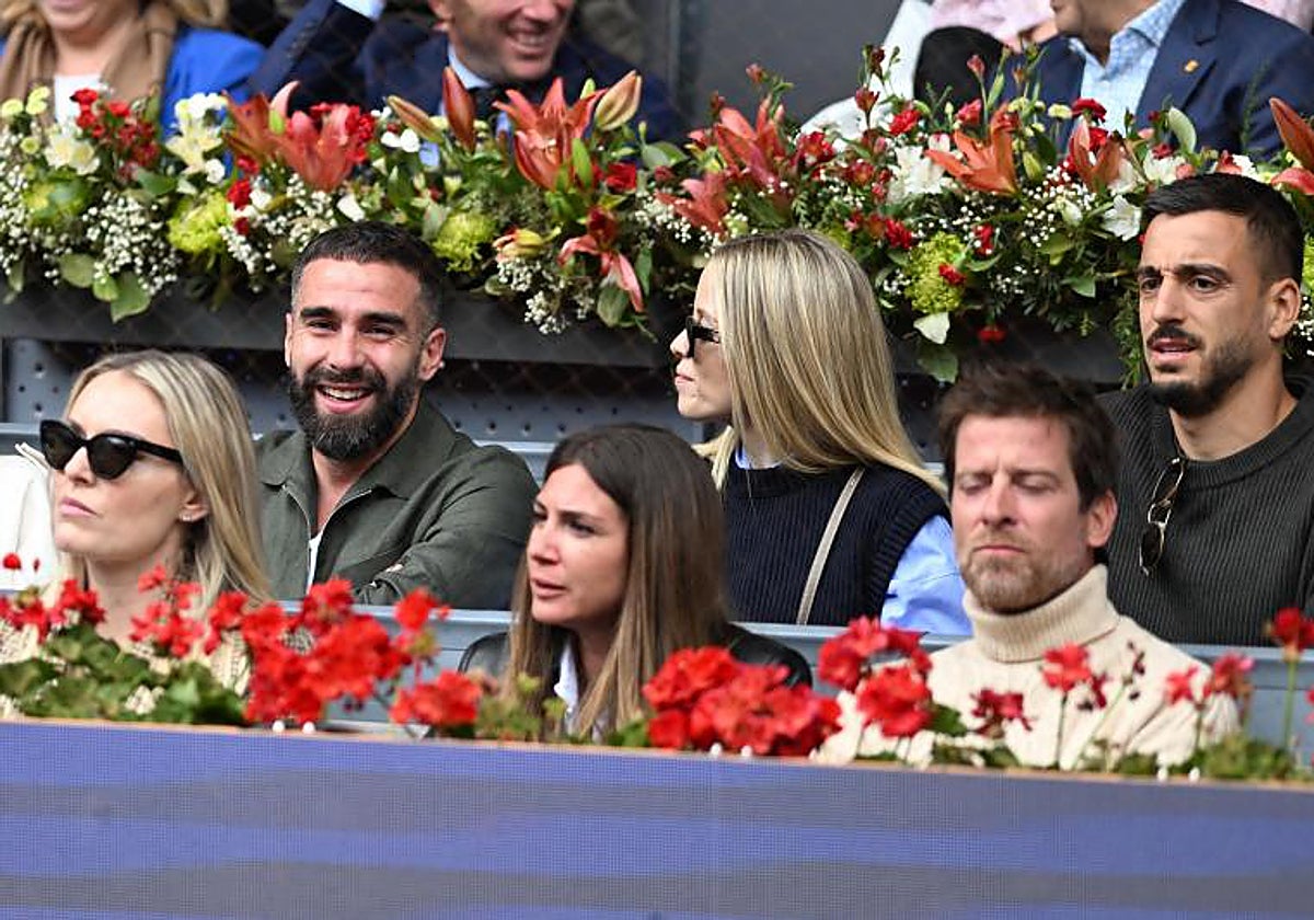 Dani Carvajal y Joselu Mato presenciando la primera victoria de Rafa Nadal en el Mutua Madrid Open de 2024