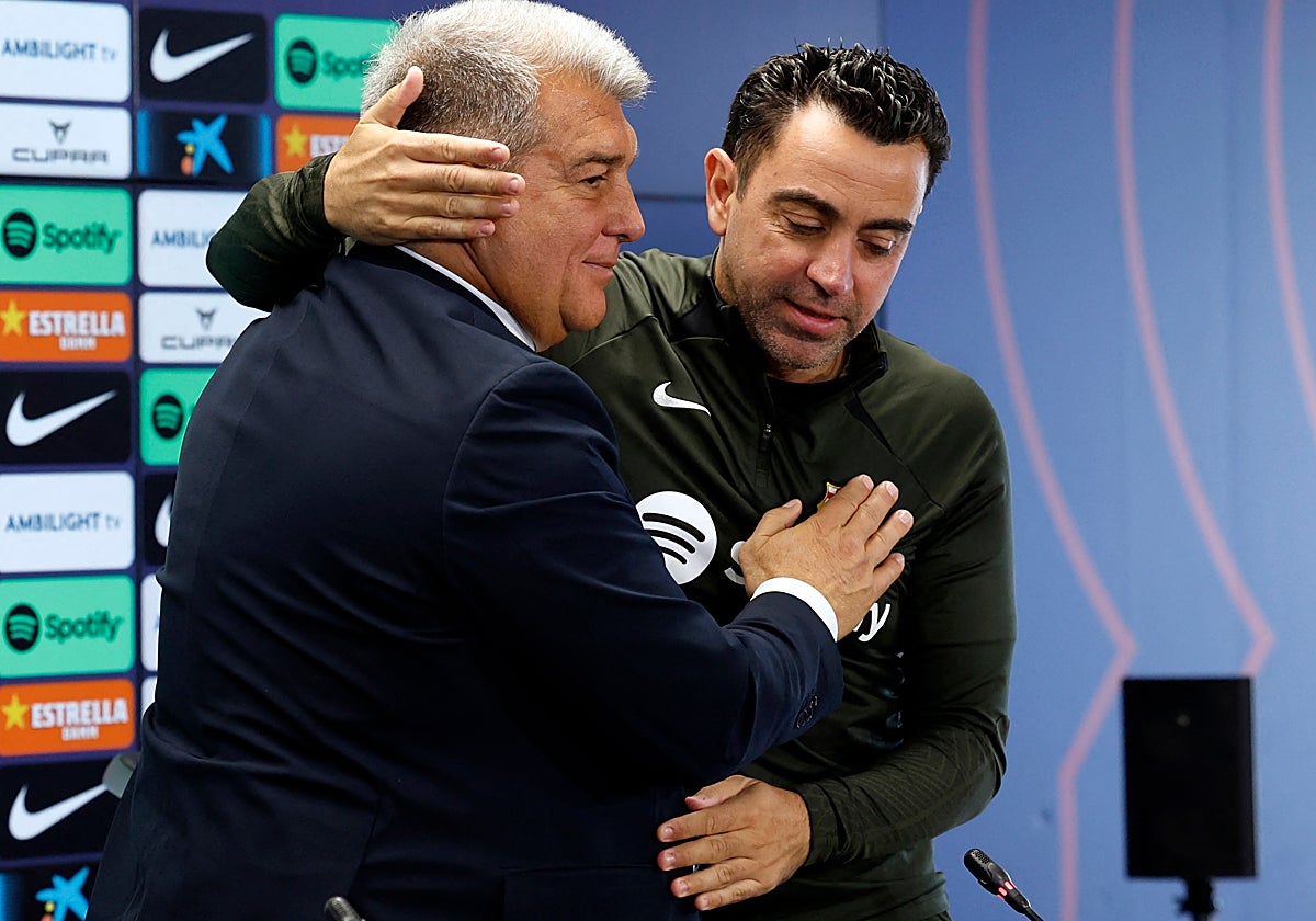 Laporta y Xavi se abrazan tras anunciarse la continuidad del técnico