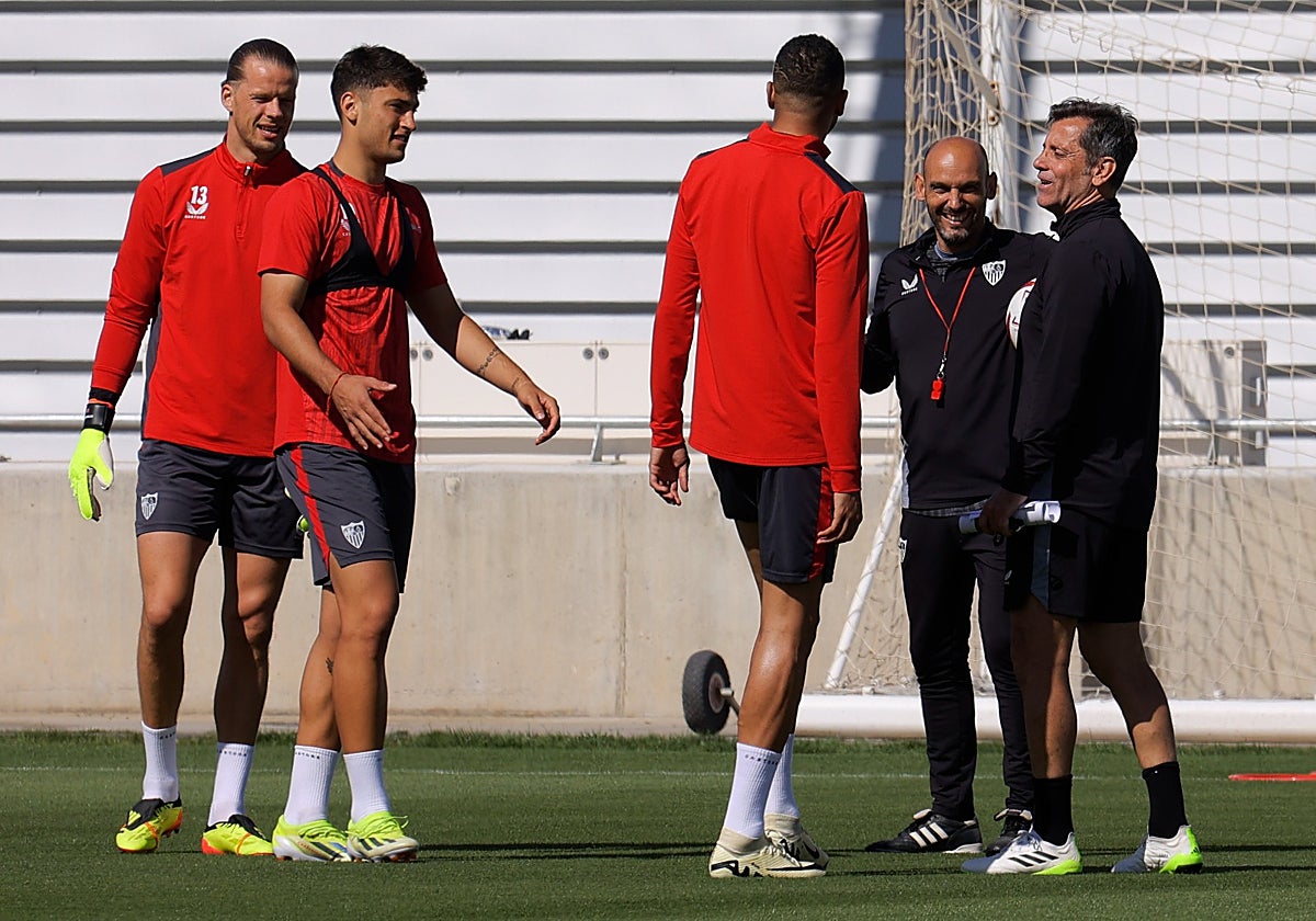 Quique Sánchez Flores y Jordi García dialogan con En-Nesyri, Véliz y Nyland