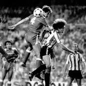 Goikoetxea y Arteche pugnan por un balón en la final de Copa de 1985 entre Atlético y Athletic