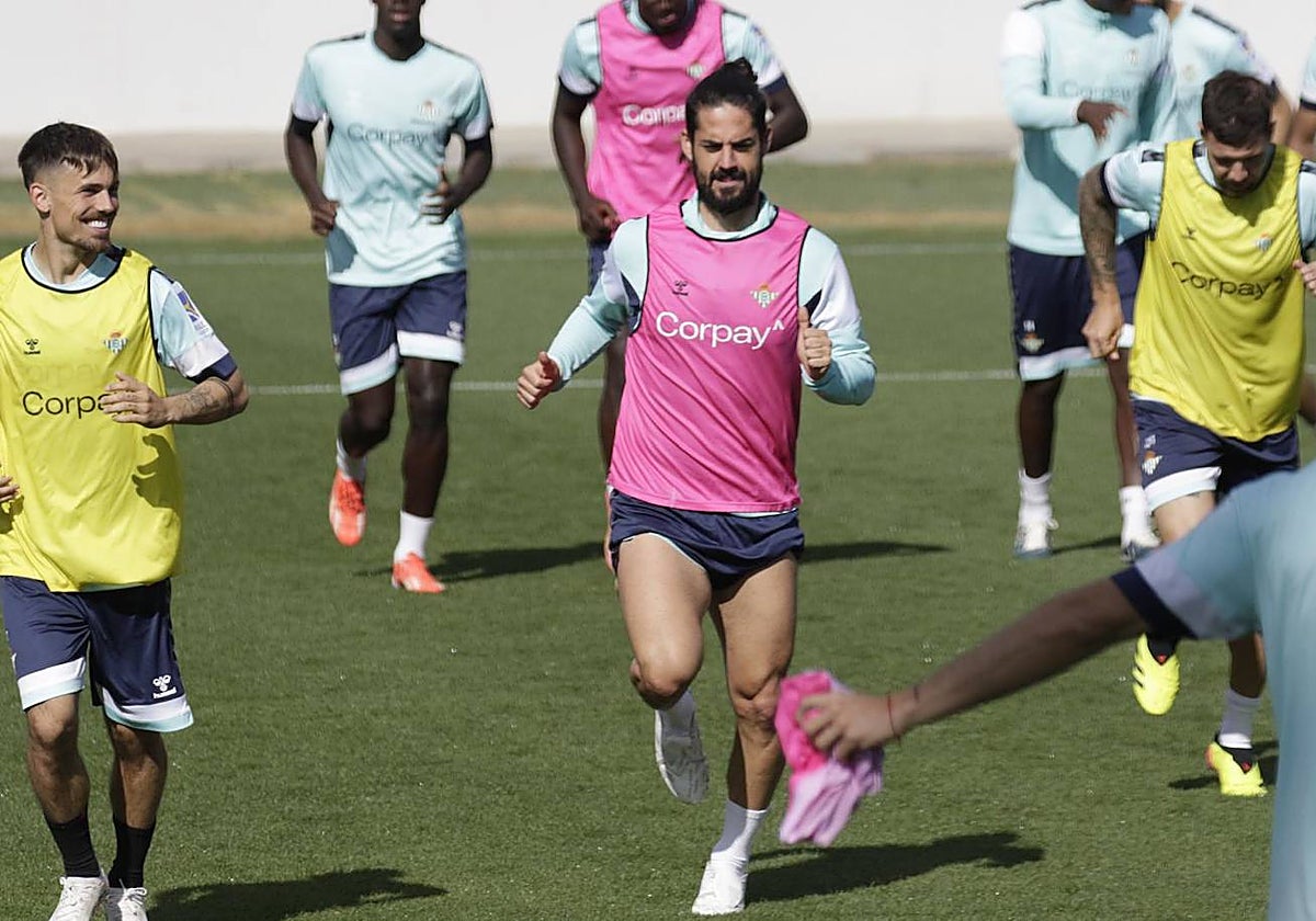 Bellerín, descartado para el derbi Betis - Sevilla